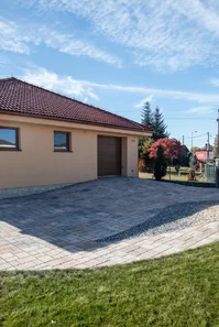 Chodníky a parkovanie zo segmentovej platne