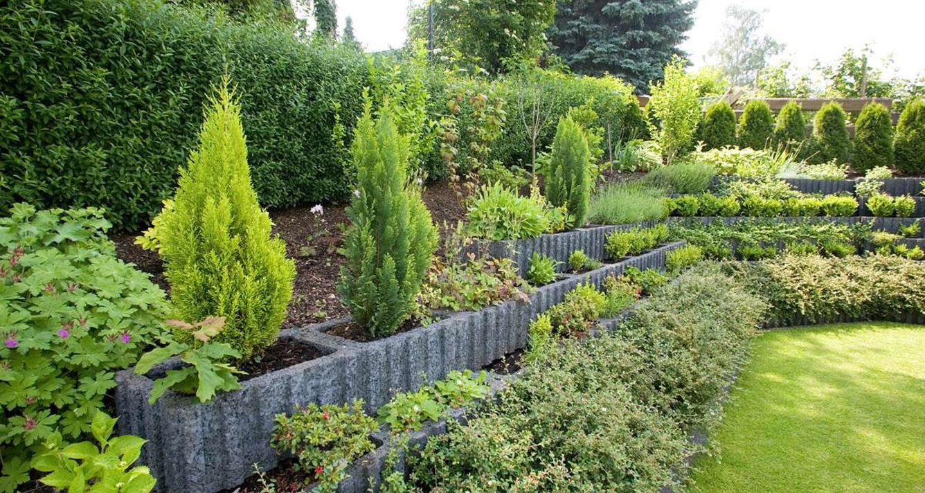 nízke múry z tvárnic Rasterflor hore uzavreté výsadbou