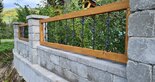 oplotenie domu a záhrady z betónových tvárnic Granublok môžte v uličnej zóne odľahčiť s drevenou výplňou alebo kovovým zábradlím