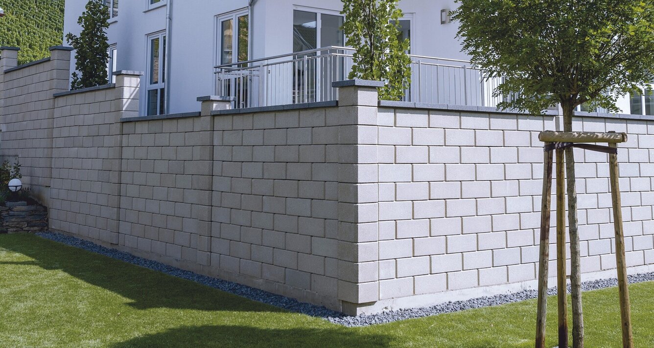 plot City vo farbe sivo-biela