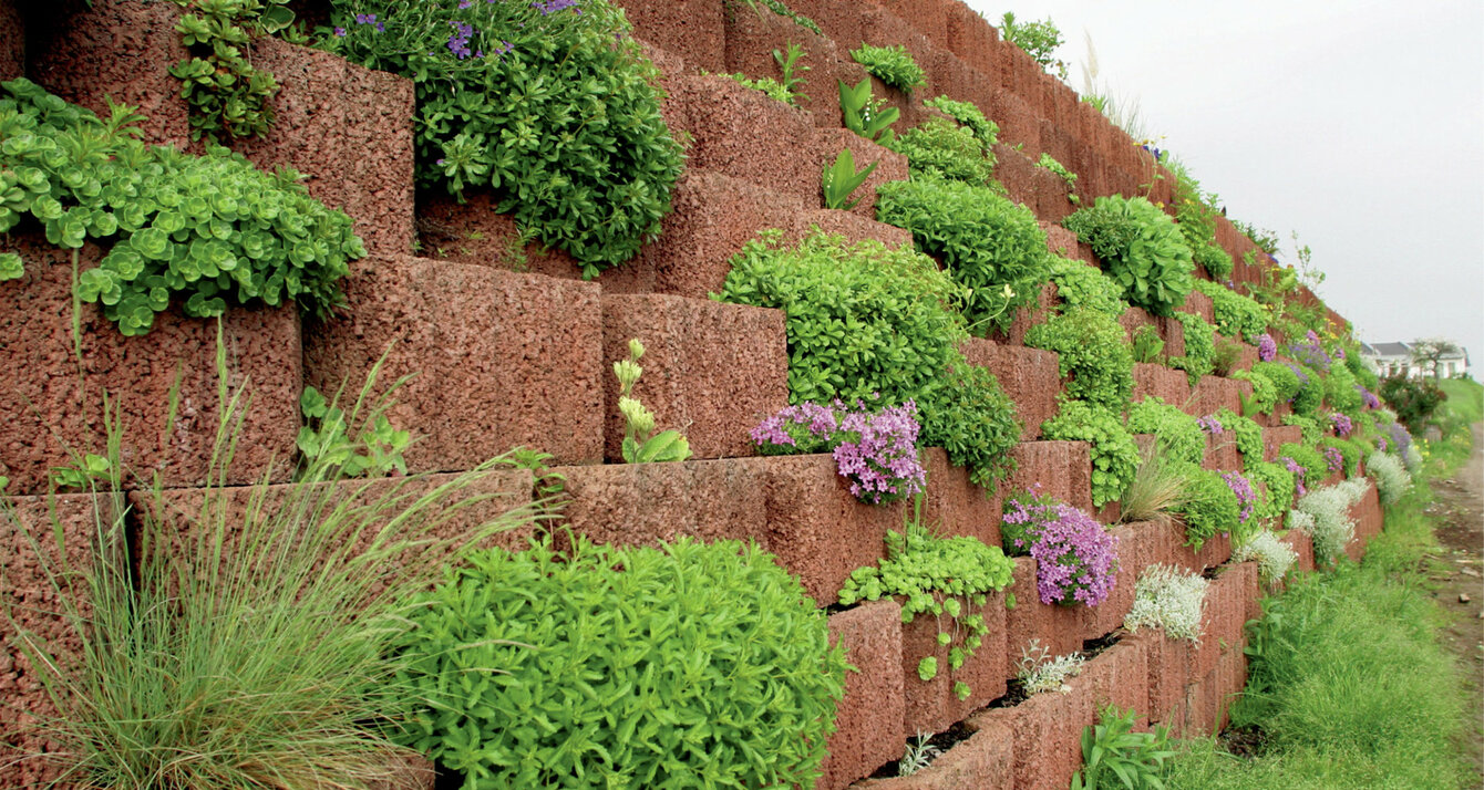svahové tvárnice Parkflor s výsadbou ako rozkvitnuté svahovky v záhrade