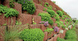 svahové tvárnice Parkflor s výsadbou ako rozkvitnuté svahovky v záhrade