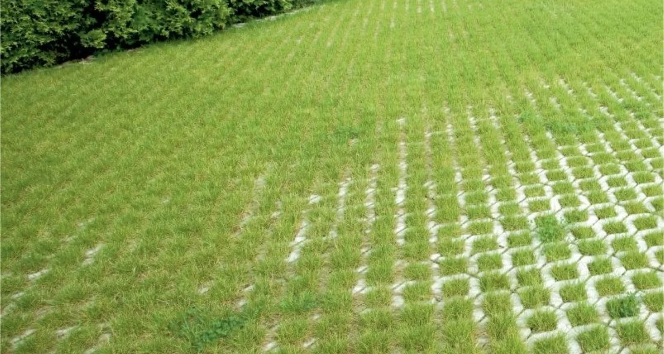 zatrávňovacie tvárnice Vega sú zelenou alternatívou budovania spevnených plôch zatrávňovacie tvárnice Vega sú zelenou alternatívou budovania spevnených plôch
